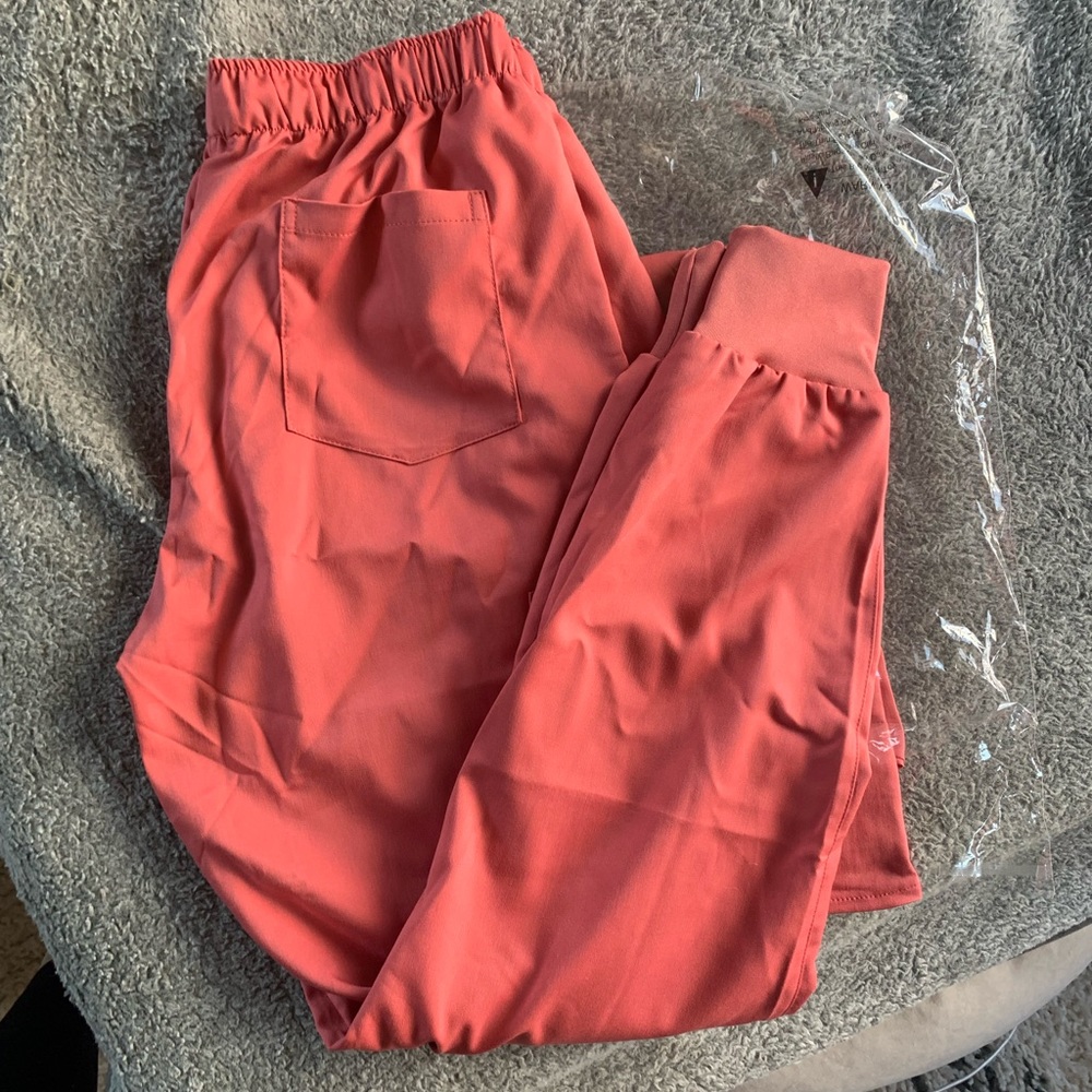 Pink Scrub Set- women’s medium - Picture 6 of 7